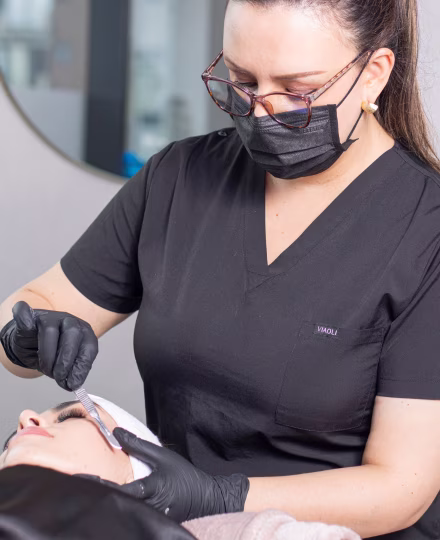 Proceso del tratamiento Dermaplaning para exfoliación profunda de la piel