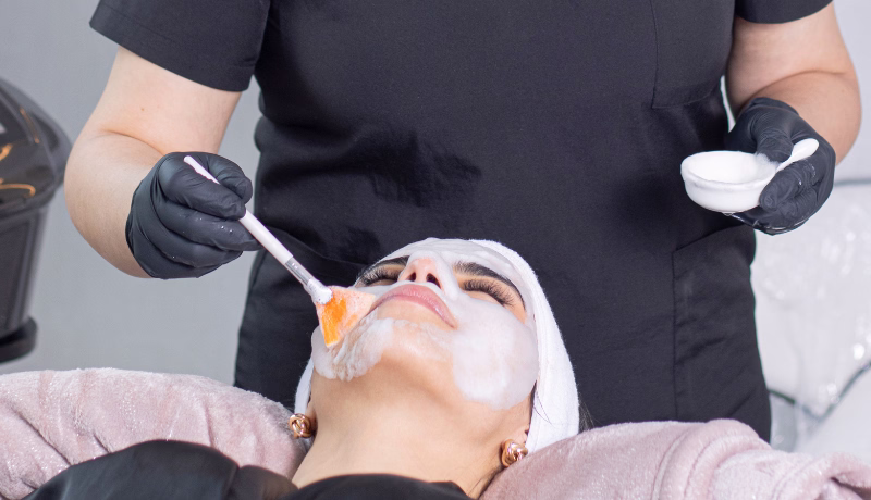 Mujer durante tratamiento de Dermaplaning para exfoliación profunda en Bogotá