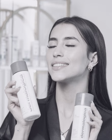 Mujer mostrando el tratamiento Peeling facial que se utilizará para su tratamiento estético