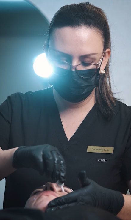 Procedimiento de Dermaplaning con bisturí quirúrgico estéril