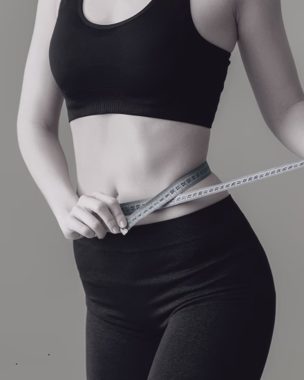 Mujer mostrando resultados del tratamiento Slim Fit SR despues de tratamiento estético