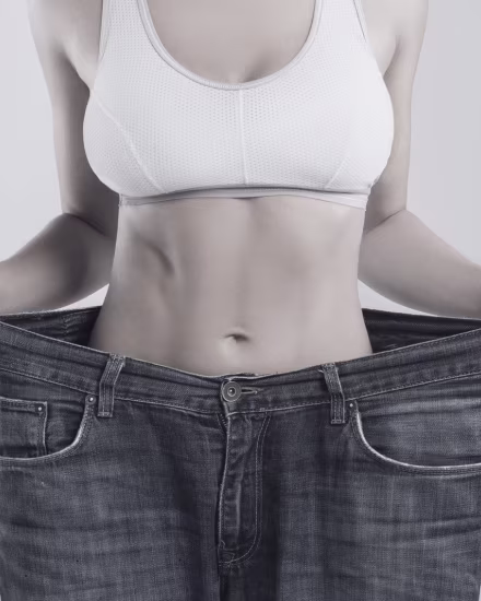 Mujer mostrando resultados del tratamiento Slim SR despues de tratamiento estético