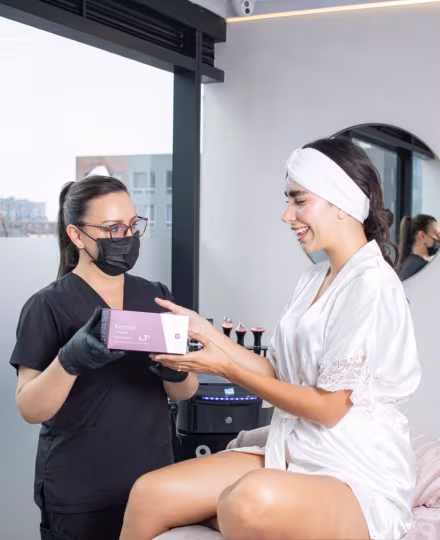 Mujer mostrando tratamiento estetico antihomotóxica
