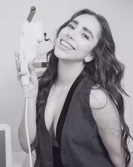 Mujer mostrando la máquina ultherapy que se utilizará para su tratamiento estético